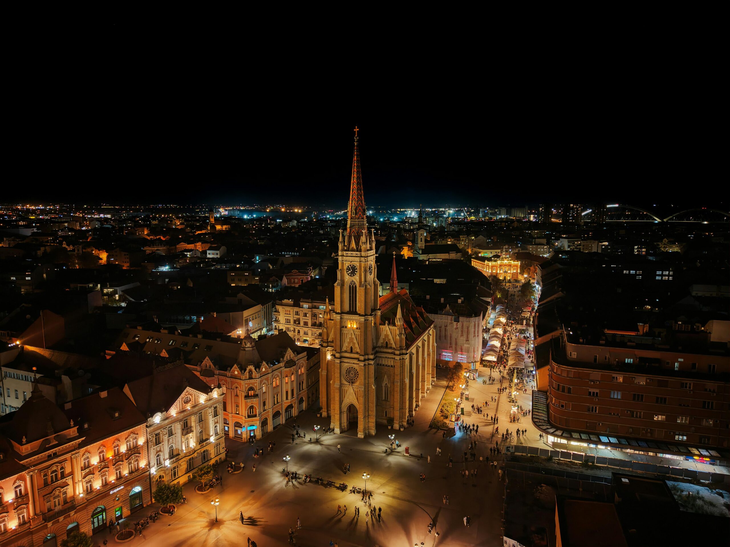 Panoramski pogled na Novi Sad noću