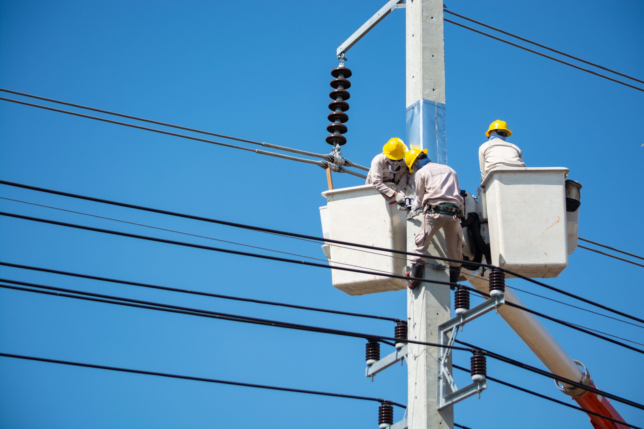Električar postavlja električne instalacije u Nemačkoj
